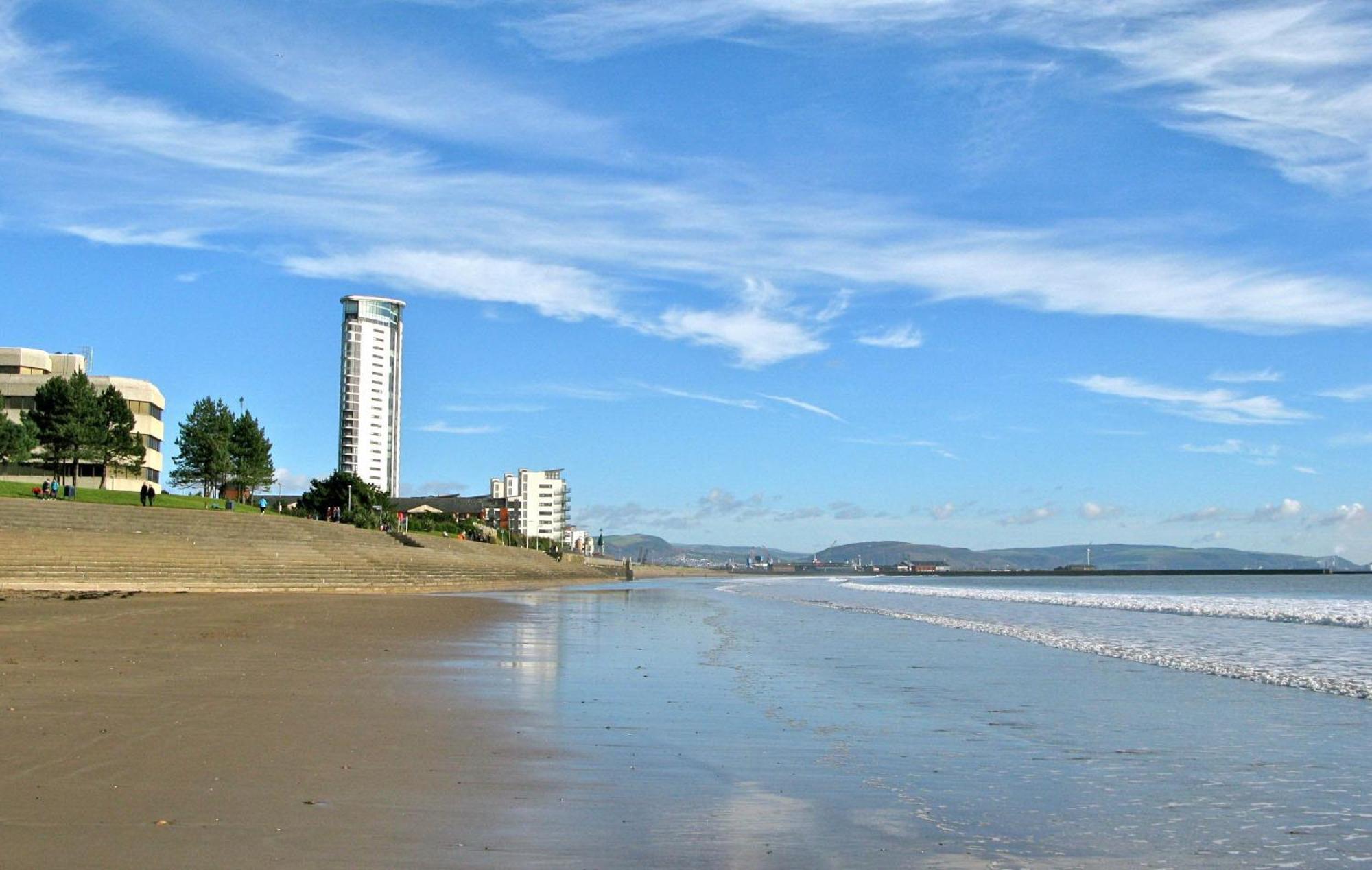 Lovely 2-Bedrooms Apartment Step To The Beach Swansea Exterior photo